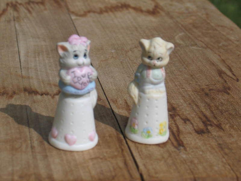 MINI LOT OF TWOFELINE FEELINS COLLECTIBLES THIMBLES  