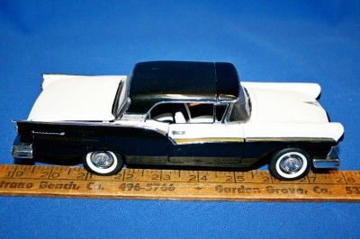   Mint 1957 Ford Fairlane 500 Skyliner Retractable Roof Die Cast Car