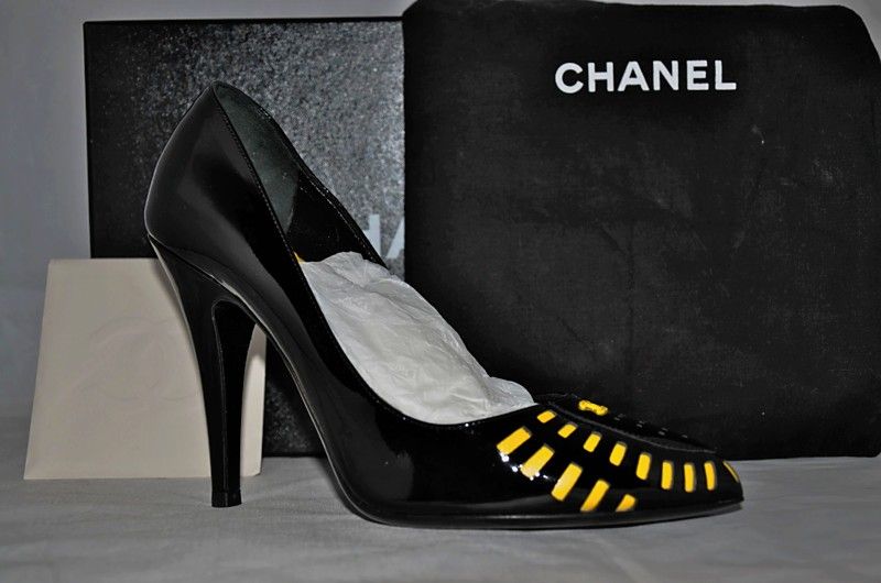 New CHANEL CC Logo Shoes Patent Leather Black Yellow Pumps Escarpins 