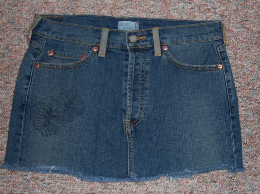 LEVIS Short/Mini Button Fly Denim Jean Skirt   Size 6  