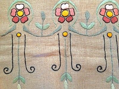   & CRAFTS MISSION LONG EMBROIDERED LINEN TABLE RUNNER DRESSER SCARF